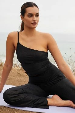 Flash Sale ???? Beyond Yoga Softshine Wanderlust Cropped Tank BLACK MOTIF ????