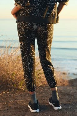 Budget ???? Electric & Rose Icon Joggers BLACK MOTIF ???? -Sweaty Betty Shop unnamed file 356