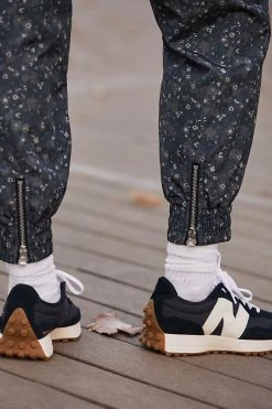 Best deal 😍 Varley Beckett Pants BLACK MOTIF 😉 -Sweaty Betty Shop unnamed file 374