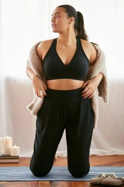 Hot Sale ???? Beyond Yoga Lift Your Spirits Sports Bra DARKEST NIGHT ???? -Sweaty Betty Shop unnamed file 618