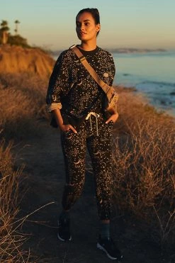 Outlet 👏 Electric & Rose Erin Sweatshirt BLACK MOTIF 💯 -Sweaty Betty Shop unnamed file 96